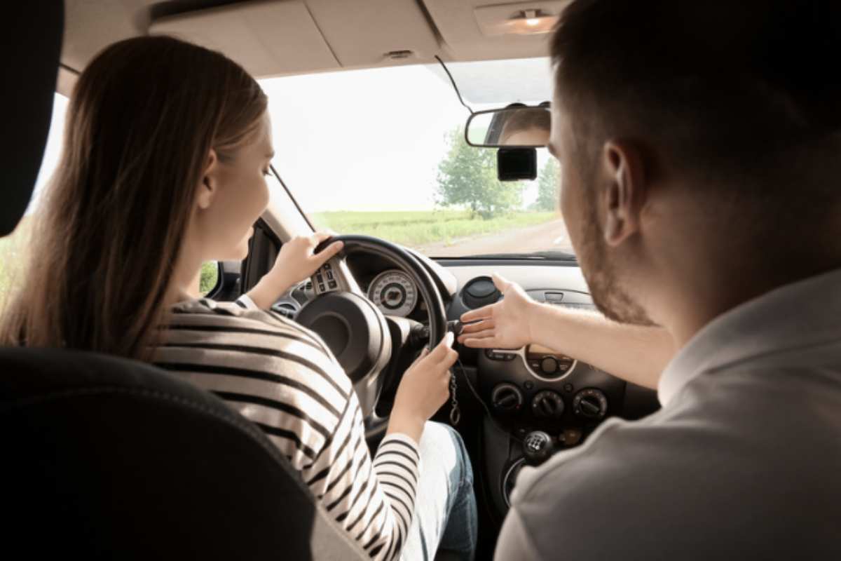 Attualmente, per ottenere la patente D, necessaria per guidare autobus e veicoli per il trasporto di persone, è necessario avere almeno 21 anni.