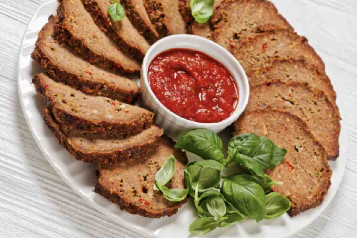 Una delle bellezze del polpettone di patate e tonno è la sua versatilità.