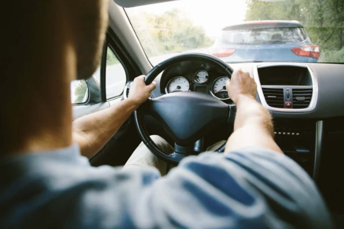 Uno dei segreti più efficaci per risparmiare carburante è mantenere una velocità costante durante la guida